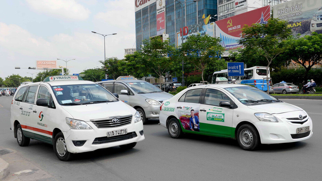 Quảng cáo trên xe taxi tại Hà Nội